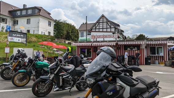 Motorräder vor dem Bikertreff "Auf dem Ith" © NDR Foto: Luisa Müller