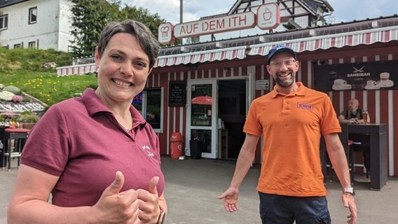 Schorse mit Olga vor dem Bikertreff "Auf dem Ith" © NDR Foto: Luisa Müller