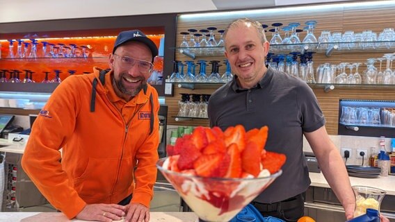 Schorse in der Eisdiele "Dolomitit" mit Daniele Rinaldi © NDR Foto: Bernd Drechsler