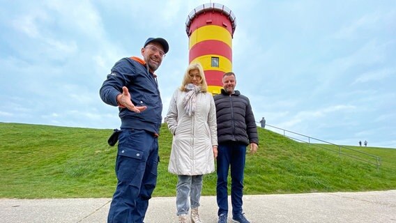 Schorse mit Standesbeamtin Hannelore Jürgler und Ralf Kalkwarf vor dem Leuchtturm in Pilsum. © NDR Foto: Bernd Drechsler