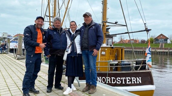 Schorse mit Udo Frankholz, Doris Voss und Ubbo Looden vor dem Schiff Nordstern in Greetsiel. © NDR Foto: Bernd Drechsler