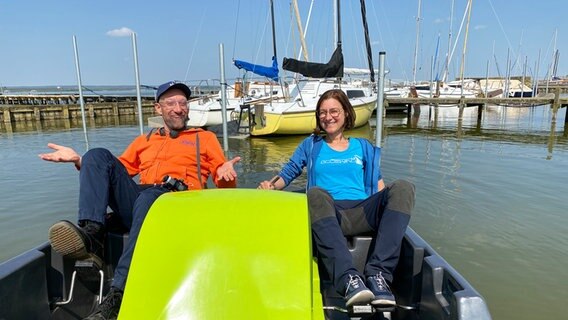 Schorse mit Diana Bertels auf dem Dümmer See. © NDR Foto: Bernd Drechsler