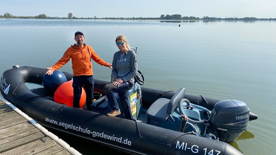 Schorse mit Lena Wernsing auf dem Dümmer See. © NDR Foto: Bernd Drechsler