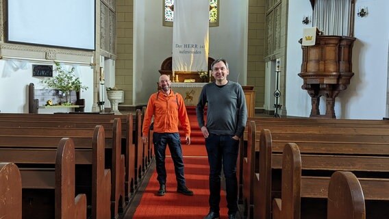 Schorse in Seggebruch in der Kirche mit Pastor Hans-Angelus Meyer © NDR Foto: Luisa Müller