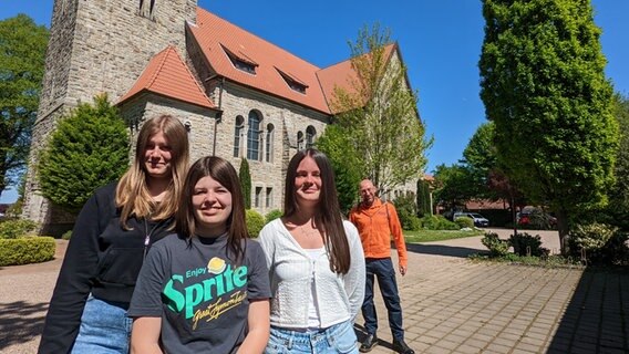 Schorse in Seggebruch vor der Kirche mit drei Konfirmandinnen © NDR Foto: Luisa Müller