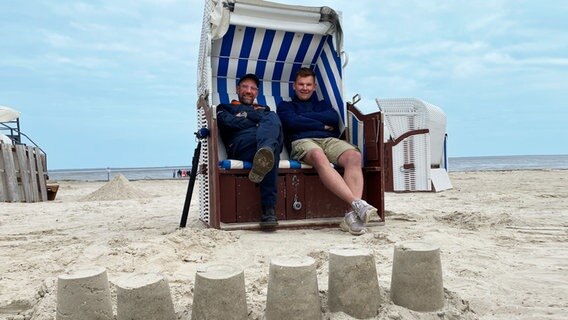 Schorse mit Strandmanager Yannick Reinema in einem Strandkorb in Harlesiel. © NDR Foto: Bernd Drechsler