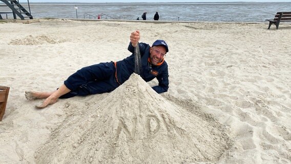 Schorse am Strand in Harlesiel. © NDR Foto: Bernd Drechsler