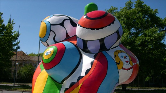 "Caroline", eine der drei Nanas von Niki de Saint Phalle am Leibnizufer in Hannover © Christoph K., Hannover 