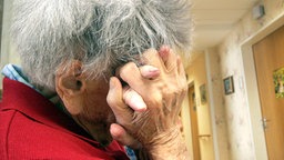 Alte, an Demenz erkrankte Frau in einem Pflegeheim © dpa-Report Foto: Frank Rumpenhorst