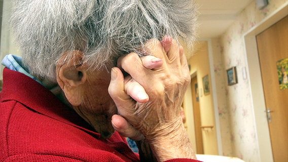 Alte, an Demenz erkrankte Frau in einem Pflegeheim © dpa-Report Foto: Frank Rumpenhorst