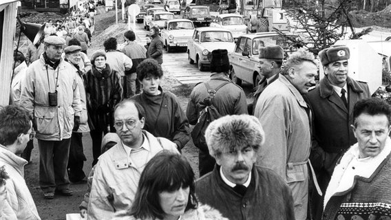 Einige Hundert Menschen besuchen im Winter 1989 am niedersächsischen Grenzübergang Eckertal bei Bad Harzburg den in der DDR liegenden Nachbarort Stapelburg © picture-alliance/dpa Foto: DB Hollemann