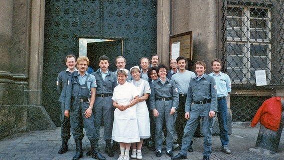 Annemagret John mit ihren Kollegen 1989 vor der Prager Botschaft © NDR Foto: Annemargret John