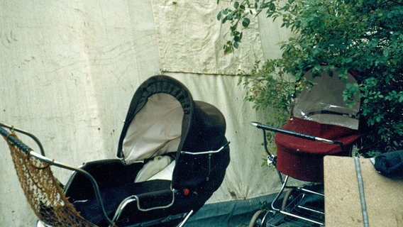 Zwei Kinderwagen stehen verlassen auf dem Gelände der Prager Botschaft © NDR Foto: Annemargret John