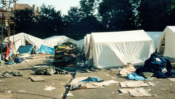 Zelte und Müllberge auf dem Botschaftsgelände © NDR Foto: Annemargret John