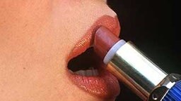 Eine Frau trägt Lippenstift auf, Nahaufnahme. © dpa 