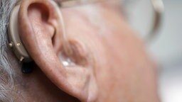 Älterer Mann mit einem Hörgerät im Ohr. © picture-alliance/dpa/ZB Foto: Hans Wiedl