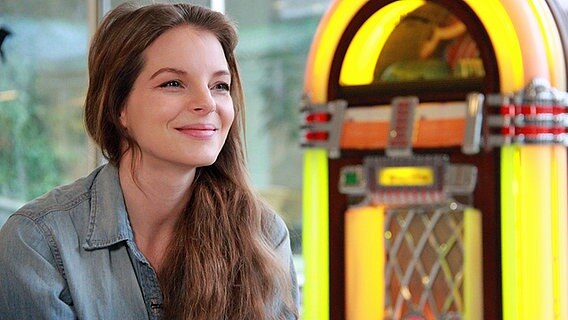 Sängerin Yvonne Catterfeld vor einer Musik-Box © NDR Foto: Henning Martin