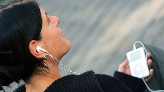 junge Frau hört mit einem iPod Musik © picture-alliance/dpa-Report Foto: Gero Breloer