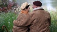 Ein älteres Ehepaar sitzt in einer Parkanlage auf einer Bank und hält sich im Arm © picture-alliance/ZB/dpa-Report Foto: Patrick Pleul