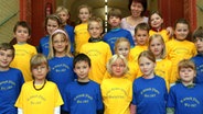 Kinder tragen "Ik snak Platt"- T-Shirts. © dpa picture alliance Foto: Jens Büttner