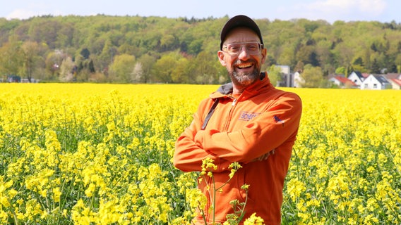 Schorse steht in einem Rapsfeld. © NDR Foto: Miller / Müller