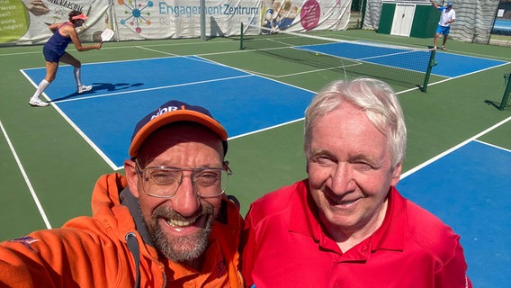 Schorse besucht besucht die Sparte Pickleball vom MTV Gifhorn (v.l. Schorse, Wolfgang Sievert). © NDR Foto: Martin Jürgensmann