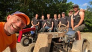 Schorse besucht die Renngemeinschaft Bohnhorst und das Team, dass Rasentreckerrennen veranstaltet. © NDR Foto: Martin Jürgensmann