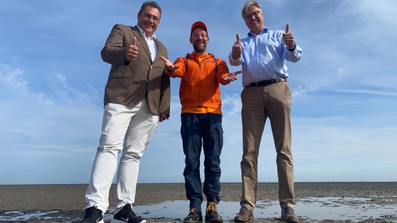 Schorse besucht den Verein für Pferderennen auf dem Duhner Watt e. V. (Ralf Drossner, Schorse, Jos van der Meer). © NDR Foto: Martin Jürgensmann