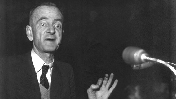 Kurt Schumacher bei einer SPD-Parteiveranstaltung 1948 © dpa - Bildarchiv Foto: dpa