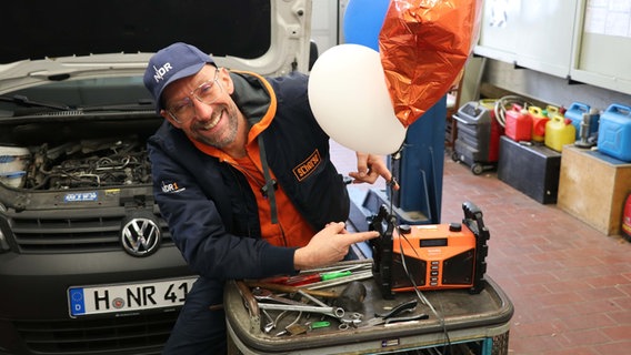 Schorse mit einem TechniSat-Baustellenradio in einer Werkstatt. © NDR Foto: Müller