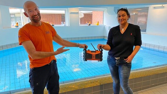 Schorse mit Esther Deppe-Becker in der Schwimmschule Robby in Buxtehude. © NDR Foto: Drechsler