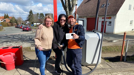 Schorse übergibt ein Dabbi DAB+ Radio an Anke Wolters-Hille und das Team von der Tankstelle in Liebenburg. © NDR Foto: Bernd Drechsler