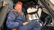 Schorse übergibt ein Dabbi DAB+ Radio an Marius Jungnitz vom Internationalen Hubschrauber-Ausbildungszentrum in Bückeburg. © NDR Foto: Bernd Drechsler