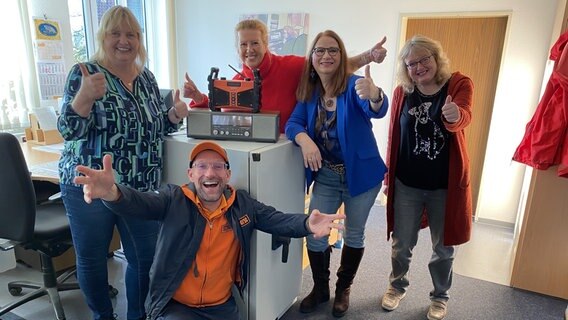 Schorse übergibt ein Dabbi DAB+ Radio Anke, Kerstin, Hille und Claudia (v.l) von der Stadtverwaltung Leer © NDR Foto: Bernd Drechsler