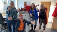 Schorse übergibt ein Dabbi DAB+ Radio Anke, Kerstin, Hille und Claudia (v.l) von der Stadtverwaltung Leer © NDR Foto: Bernd Drechsler