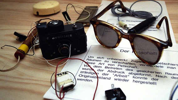 Ausgestellte Gegenstände wie Brille, Dokumente und Kamera im Stasi-Archiv Dresden © picture-alliance/dpa/ZB Foto: Thomas Lehmann