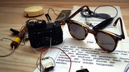 Ausgestellte Gegenstände wie Brille, Dokumente und Kamera im Stasi-Archiv Dresden © picture-alliance/dpa/ZB Foto: Thomas Lehmann