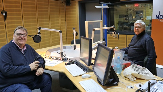 Die Moderatoren Michael Thürnau (links) und Reinhard Stein im Studio von NDR 1 Niedersachsen. © NDR 