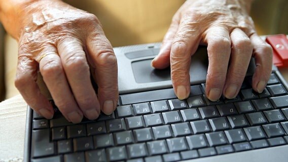 Die Hände einer älteren Frau auf der Tastatur eines Laptops. © picture-alliance/dpa Foto: Frank Rumpenhorst