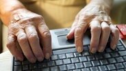 Die Hände einer älteren Frau auf der Tastatur eines Laptops. © picture-alliance/dpa Foto: Frank Rumpenhorst
