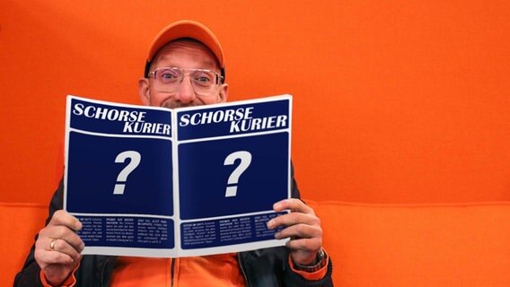 Schorse mit einer Klatsch-Zeitschrift, die "Schorse Kurier" heißt © NDR Foto: Luisa Müller