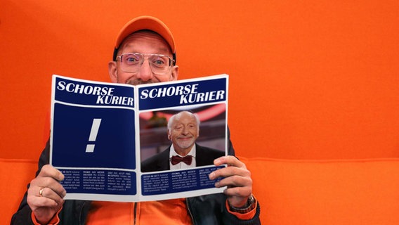 Schorse mit einer Klatsch-Zeitschrift, die "Schorse Kurier" heißt © NDR / Picture alliance Foto: Luisa Müller / Detlef Zmeck
