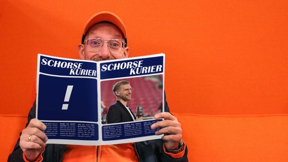 Schorse mit einer Klatsch-Zeitschrift, die "Schorse Kurier" heißt. © NDR / Picture alliance Foto: Luisa Müller / SvenSimon | Frank Hoermann