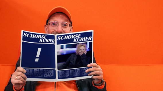 Schorse mit einer Klatsch-Zeitschrift, die "Schorse Kurier" heißt. © NDR / Picture alliance / dpa Foto: Luisa Müller / Henning Kaiser