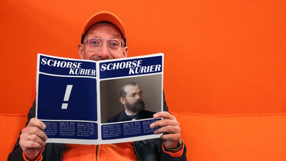 Schorse mit einer Klatsch-Zeitschrift, die "Schorse Kurier" heißt. © NDR / Picture alliance / akg-images Foto: Luisa Müller / akg-images