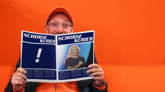 Schorse mit einer Klatsch-Zeitschrift, die "Schorse Kurier" heißt. © NDR / Picture alliance / Eibner-Pressefoto Foto: Luisa Müller / Joerg Nieberga