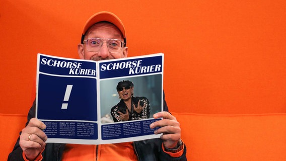 Schorse mit einer Klatsch-Zeitschrift, die "Schorse Kurier" heißt. © NDR / Picture alliance / dpa /CTK Foto: Luisa Müller / Vaclav Salek