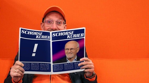 Schorse mit einer Klatsch-Zeitschrift, die "Schorse Kurier" heißt. © NDR / Picture alliance / HMB Media Foto: Luisa Müller / Julien Becker
