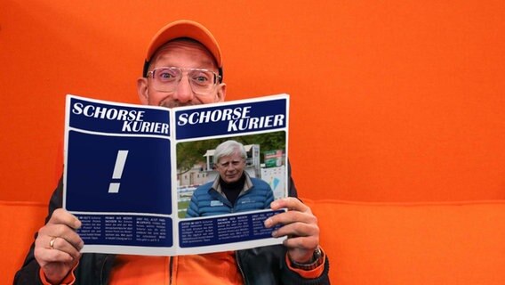 Schorse mit einer Klatsch-Zeitschrift, die "Schorse Kurier" heißt © NDR / picture alliance/dpa Foto: Luisa Müller / Bernd Wüstneck