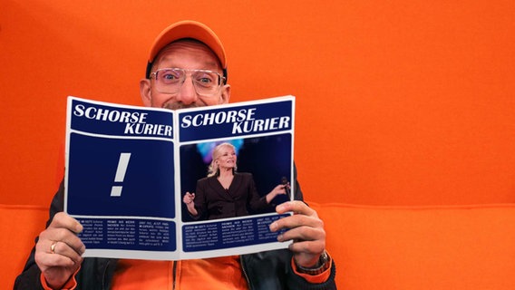 Schorse mit einer Klatsch-Zeitschrift, die "Schorse Kurier" heißt © NDR / picture alliance / Geisler-Fotopress Foto: Luisa Müller / Ulrich Stamm